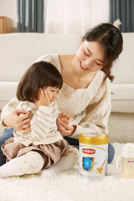 国内奶粉排行榜10强中的伊利金领冠珍护，专业品质，助力宝宝健康成长
